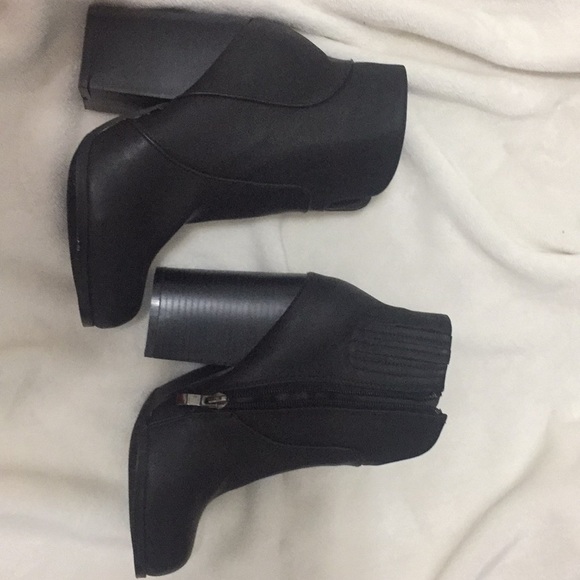 Black high heel booties - Picture 2 of 6